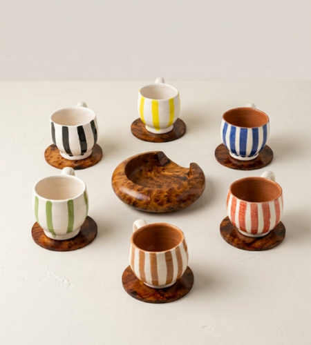 طقم كؤوس فخار تقليدية مع قواعد خشب العرعار الطبيعي – صناعة يدوية مغربية فاخرة (6 كؤوس)