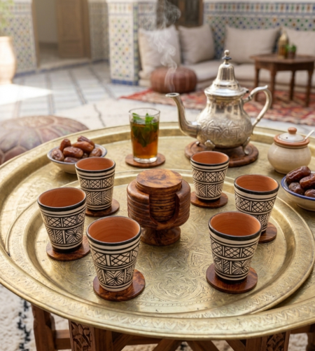 طقم كؤوس فخار تقليدية مع قواعد خشب العرعار الطبيعي – صناعة يدوية مغربية فاخرة (6 كؤوس) (Copy)