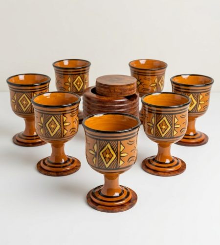 طقم كؤوس فخار تقليدية مع قواعد خشب العرعار الطبيعي – صناعة يدوية مغربية فاخرة (6 كؤوس)