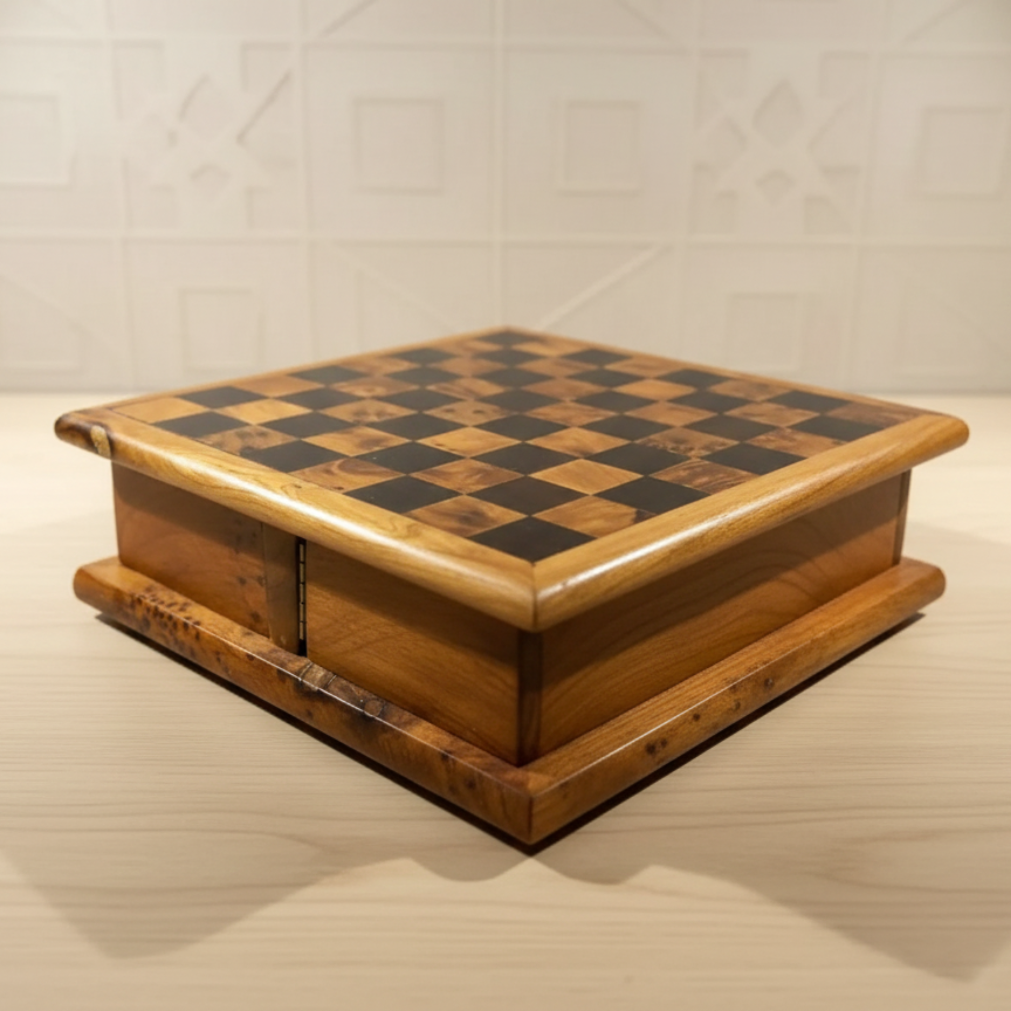 لوحة شطرنج من عود العرعار فاخرة مع صناديق تخزين –