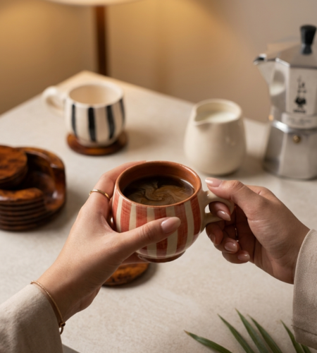 طقم كؤوس فخار تقليدية مع قواعد خشب العرعار الطبيعي – صناعة يدوية مغربية فاخرة (6 كؤوس)