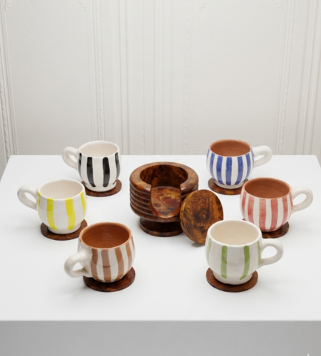 طقم كؤوس فخار تقليدية مع قواعد خشب العرعار الطبيعي – صناعة يدوية مغربية فاخرة (6 كؤوس)