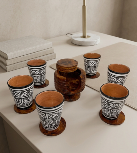 طقم كؤوس فخار تقليدية مع قواعد خشب العرعار الطبيعي – صناعة يدوية مغربية فاخرة (6 كؤوس) (Copy)