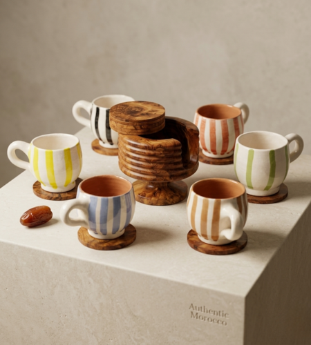 طقم كؤوس فخار تقليدية مع قواعد خشب العرعار الطبيعي – صناعة يدوية مغربية فاخرة (6 كؤوس)