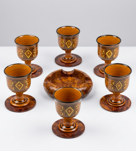 طقم كؤوس فخار تقليدية مع قواعد خشب العرعار الطبيعي – صناعة يدوية مغربية فاخرة (6 كؤوس)