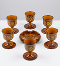 طقم كؤوس فخار تقليدية مع قواعد خشب العرعار الطبيعي – صناعة يدوية مغربية فاخرة (6 كؤوس)