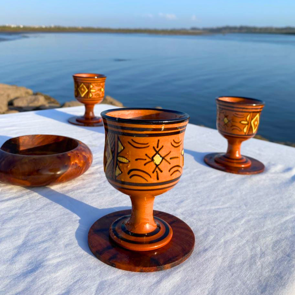 طقم كؤوس فخار تقليدية مع قواعد خشب العرعار الطبيعي – صناعة يدوية مغربية فاخرة (6 كؤوس)