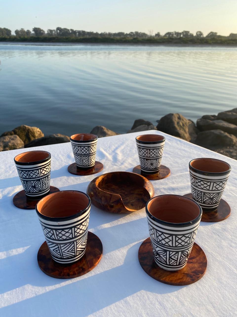 طقم كؤوس فخار تقليدية مع قواعد خشب العرعار الطبيعي – صناعة يدوية مغربية فاخرة (6 كؤوس) (Copy)
